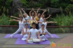 金秋十月大回馈学肚皮舞送瑜伽啦 。