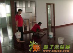 想要地板有光泽，就找美吉亚清洁，专业室内地板打蜡抛光等