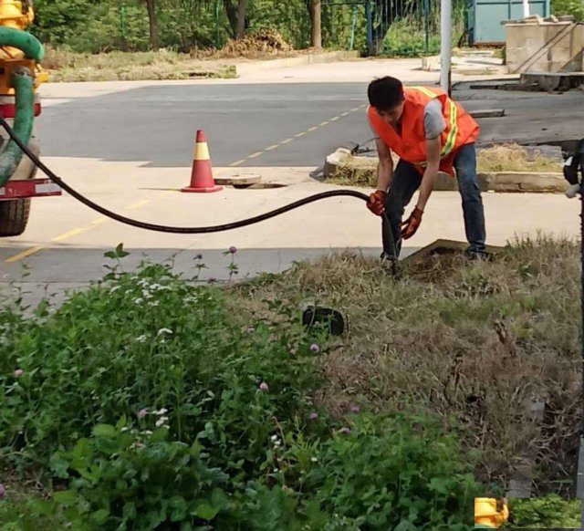 昆山金捷路清掏化粪池及抽污水,昆山通马桶，通下水道