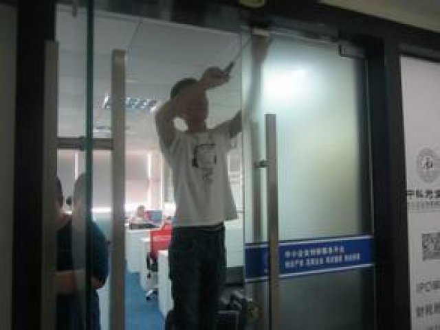 西安安装维修玻璃门，地弹门，更换塑钢窗户玻璃