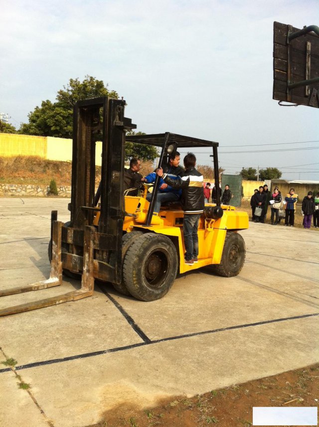 叉车培训十五天包学会包拿证还可返500元