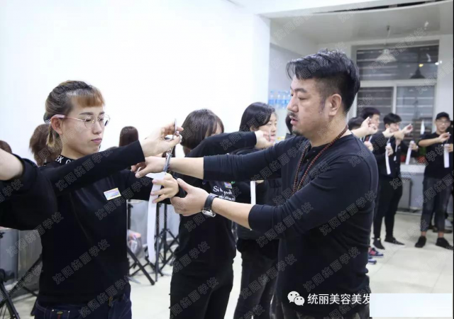 美发学校培训多少钱，美发师培训要多久