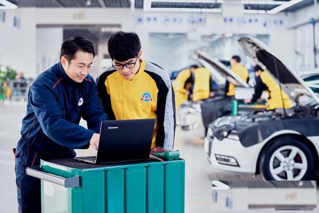 想学汽车发动机维修，来乌鲁木齐市万通技工学校