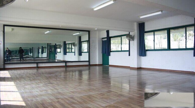 丰台区专业安装玻璃镜子健身房镜子定制试衣镜活动镜