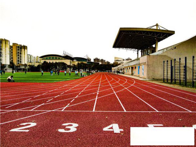 塑料跑道生产厂家：铺设塑胶跑道的优缺点