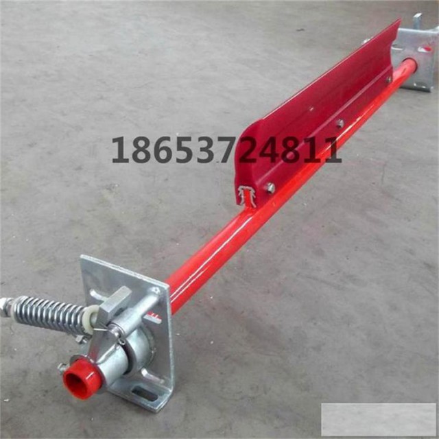 清扫皮带正反面的粘料、杂物清扫器在输送机上作用