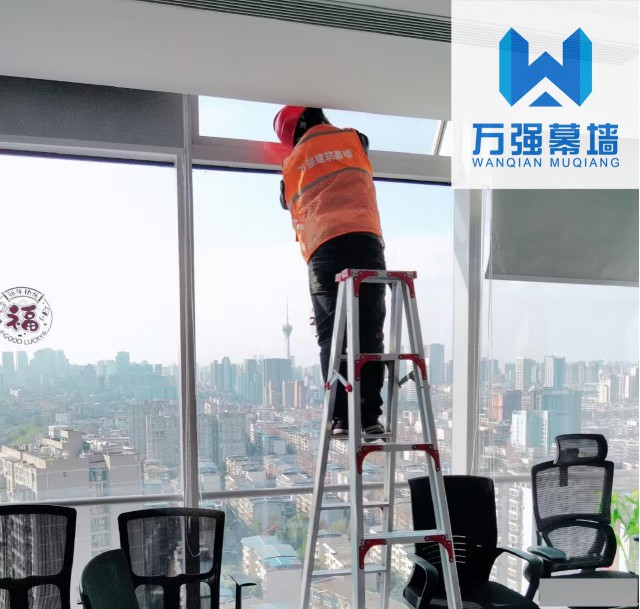 专业铸就安全：四川万强护航成都高空幕墙玻璃工程