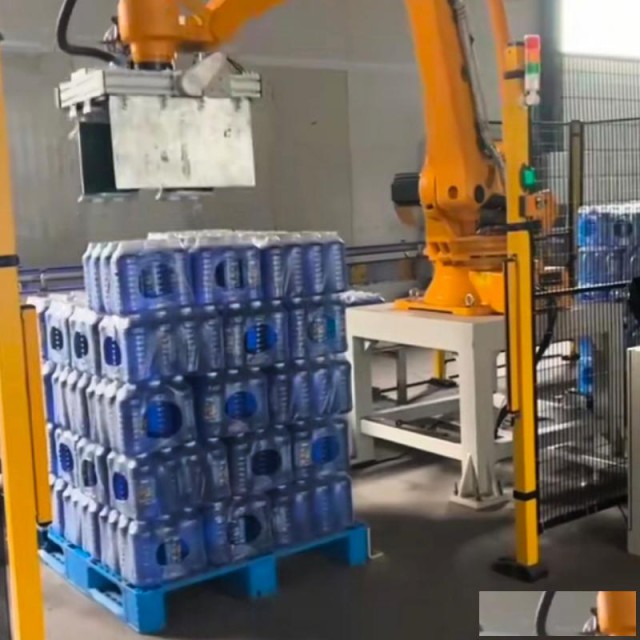 膜包矿泉水搬运智能码垛机器人