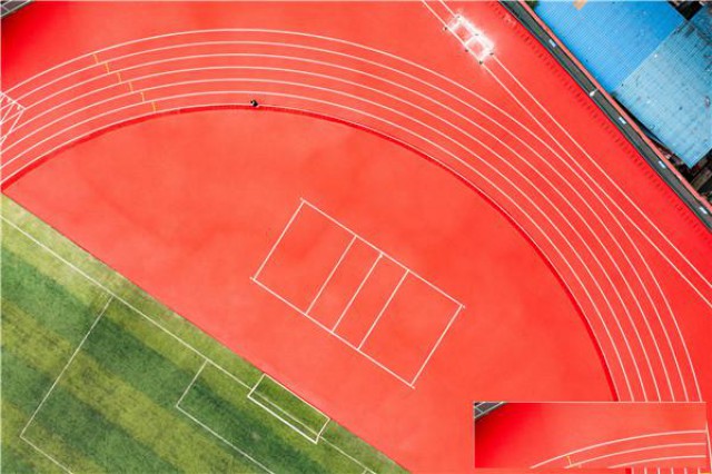 塑胶跑道面漆脱落解析