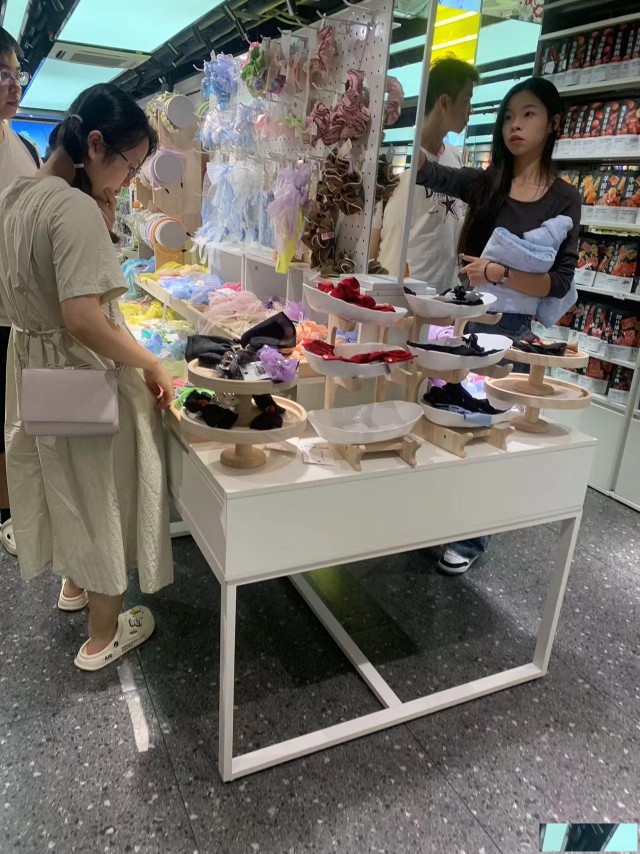 精品店货架：无声的销售员，提升店铺竞争力的关键