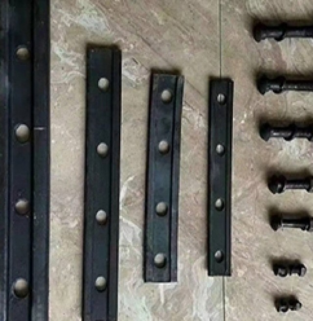 22kg轻型钢轨连接道夹板每块四个圆润的孔眼适配安装