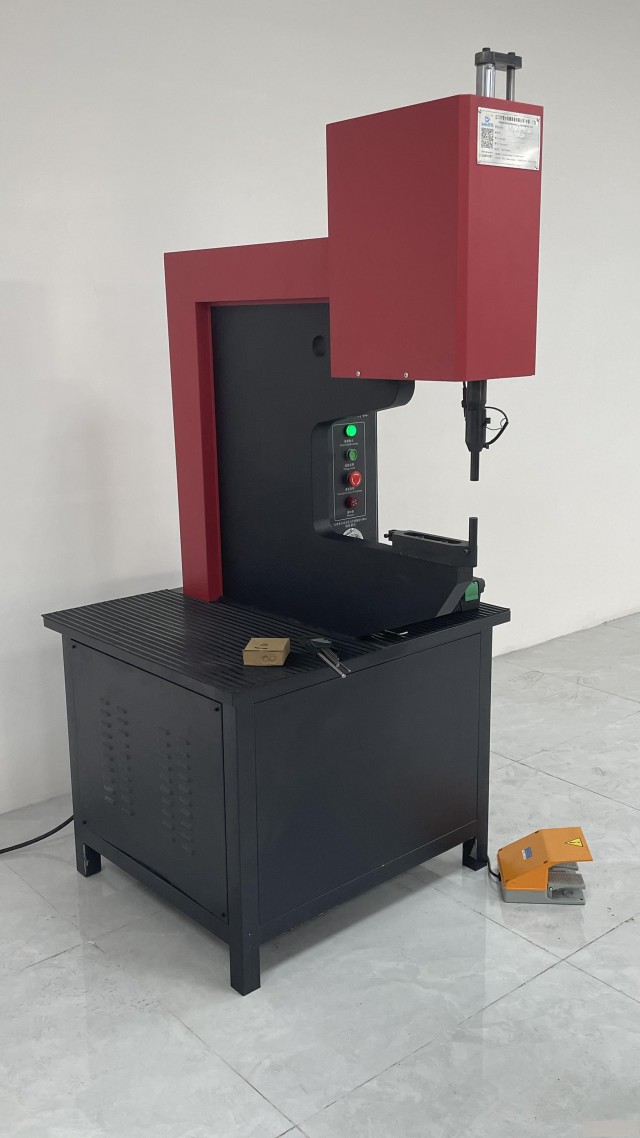 压合机中山压铆设备直供航空航天翼粱连接蒙皮