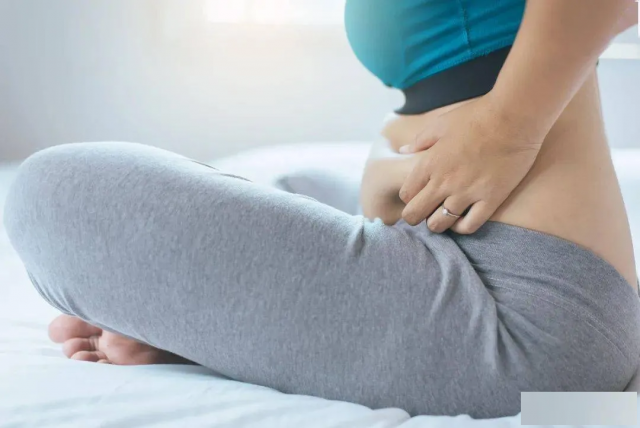 谁懂啊！躺沙发刷剧40分钟，肚子居然偷偷变紧了？