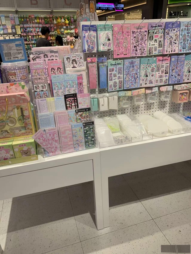 【精品店货架定制生产厂家】专业团队打造高品质陈列设备