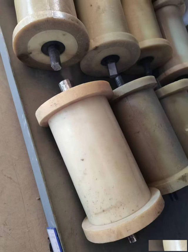 聚氨酯地滚轮卧向安装方式150*300从辊筒侧面经过