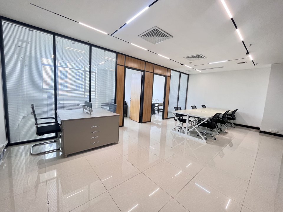 物业直租，精装办公室，免费停车，交通便利，地段成熟