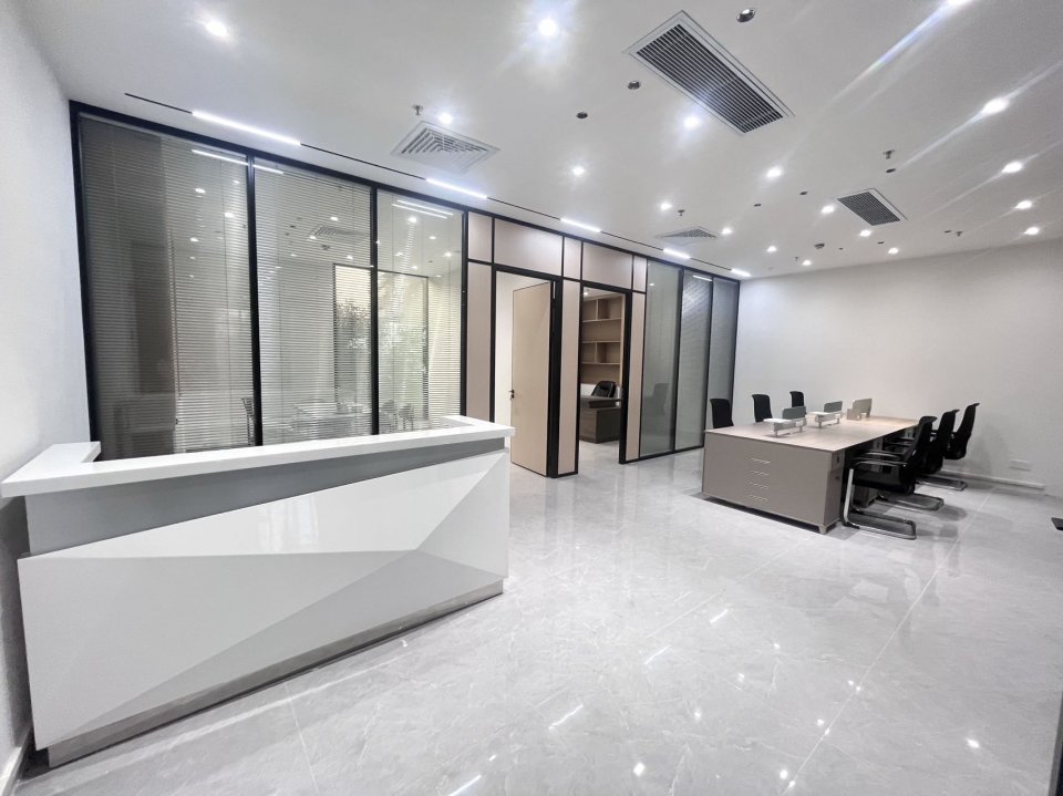 花都地铁口纯写字楼，30起租，现成装修隔断，免费停车