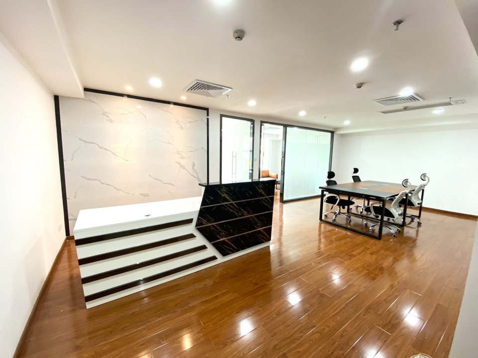 花都精装修写字楼出租，实景拍摄，近地铁口旁，送免费停车位